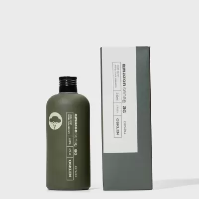 Frasco verde fosco e caixa cinza de aroma para ambiente spray Amazon sense ag OSKLEN