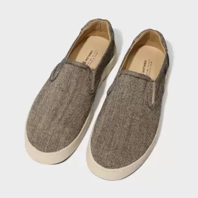 Sapatilhas slip-on castanhas com solado branco em fundo branco