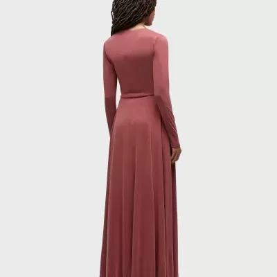 Vestido longo rosa queimado com mangas compridas visto de costas