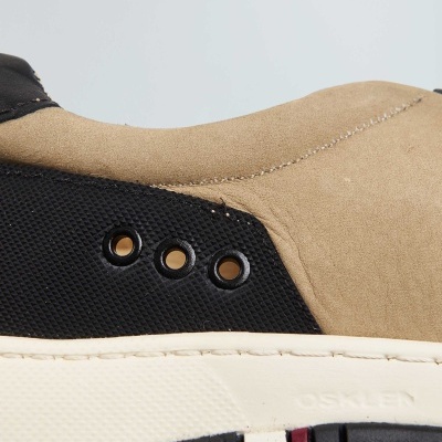 Calçado desportivo bege e preto com sola branca e preta e detalhe vermelho