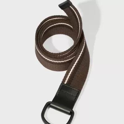 Cinto castanho com linhas brancas e fivela preta em D