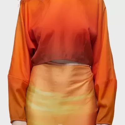 Conjunto feminino laranja com blusa de manga comprida e saia com padrão degradê