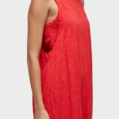 Vestido vermelho sem mangas com textura floral e gola alta