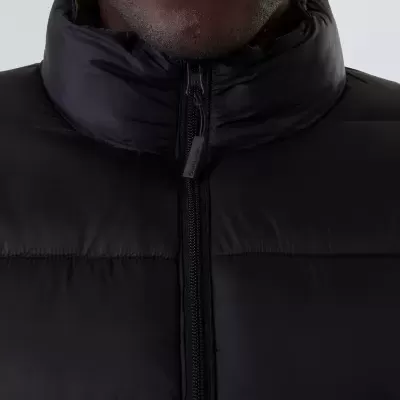 casaco preto acolchoado com fecho de correr e gola alta