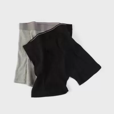 Dois pares de boxers, um cinzento claro e outro preto, sobre fundo branco