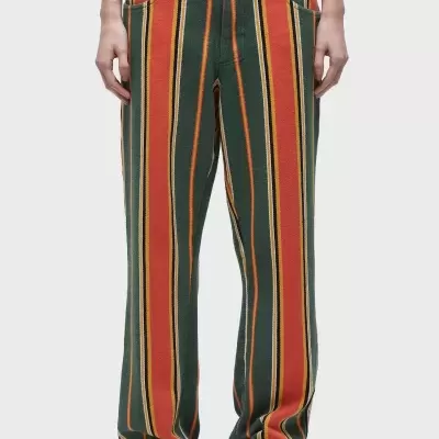 Calças compridas às riscas verticais coloridas em modelo