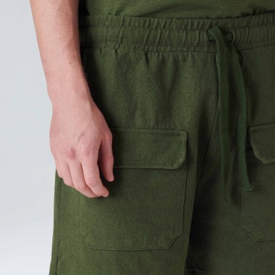 Calções verdes com bolsos e cordão.
