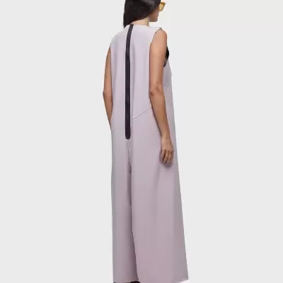 Macacão rosa claro sem mangas com fita preta nas costas