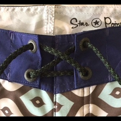 Calções de banho com padrão geométrico e faixa azul com cadarço