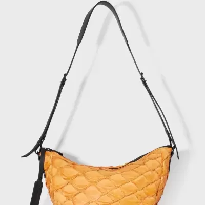 Bolsa de ombro laranja acolchoada com alça preta ajustável