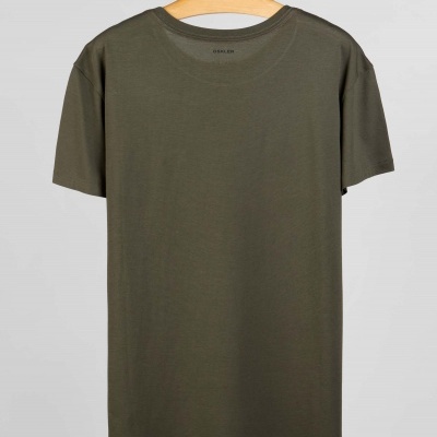 T-shirt verde-oliva de manga curta num cabide