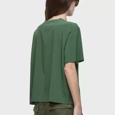 Mulher vista de costas a usar t-shirt verde e calções verdes