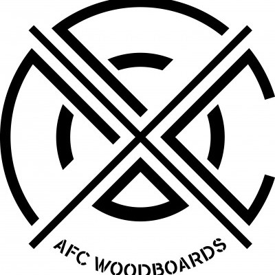 Logótipo preto e branco de AFC WOODBOARDS com linhas e círculo
