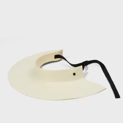 Viseira branca rígida com tira preta em fundo branco