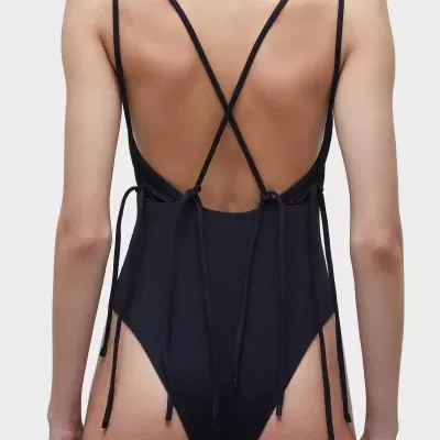 Fato de banho preto com tiras cruzadas nas costas