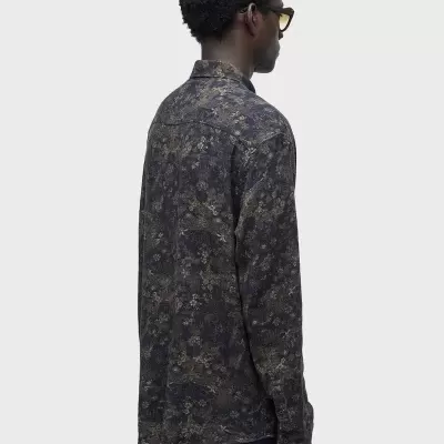 Camisa de manga comprida com padrão floral escuro vista de lado e atrás