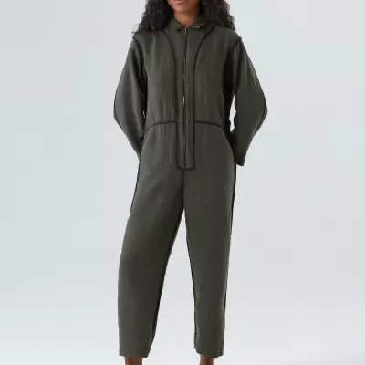 Macacão verde-escuro com fecho frontal e gola tipo camisa