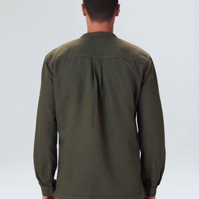 Camisa verde de manga comprida vista de costas com botões nos punhos