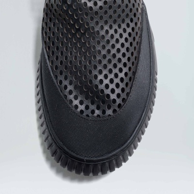 Calçado preto da marca OSKLEN com textura perfurada e detalhe em relevo