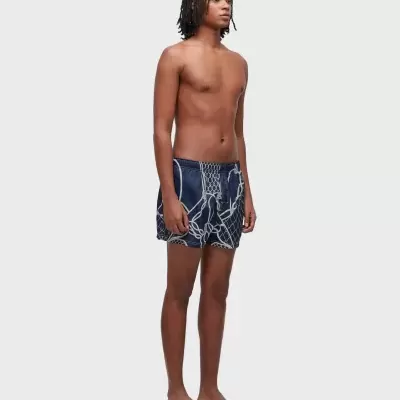 Calções de banho masculinos azuis com estampado de cordas brancas.