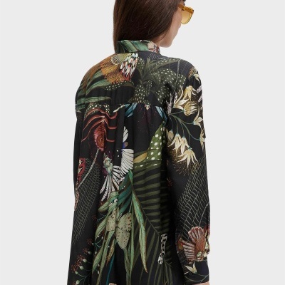 Camisa preta com padrão floral multicolorido vista de costas
