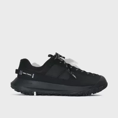 Tênis desportivo negro com sola preta e detalhes em branco