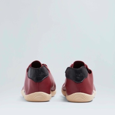 Par de sapatilhas vermelhas com sola bege e detalhe preto