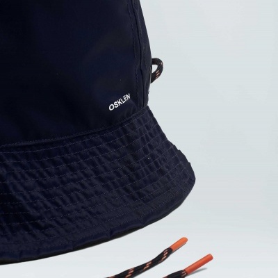 Chapéu pescador azul escuro com cordão preto e laranja e marca OSKLEN