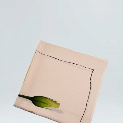 Lenço bege com estampa de flor verde e linhas pretas