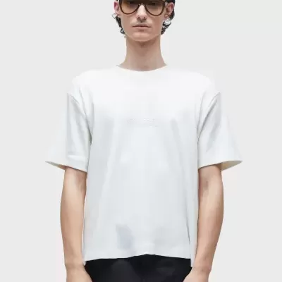 Homem com óculos de sol e roupa casual sobre fundo branco