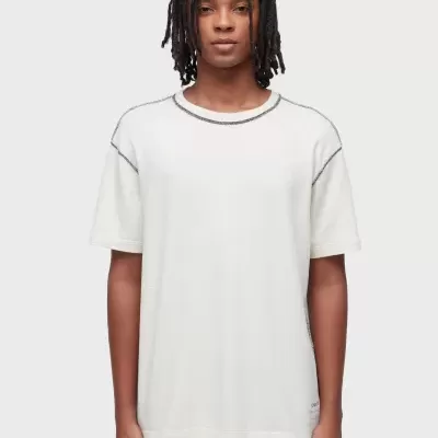 Camisola branca de manga curta com costuras pretas visíveis