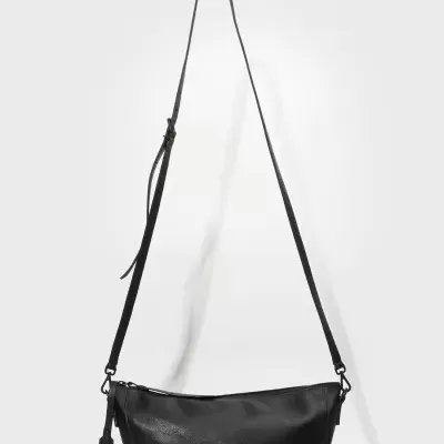 Mala preta de couro meio-lua com alça ajustável