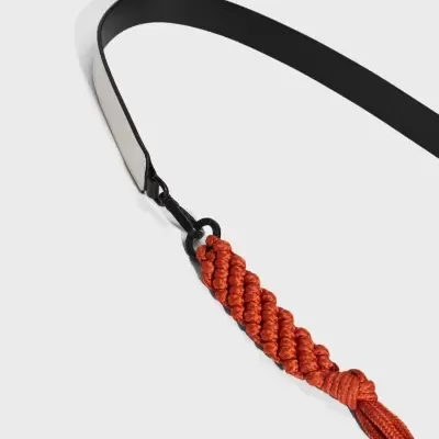 Coleira preta com parte decorativa trançada em corda vermelha