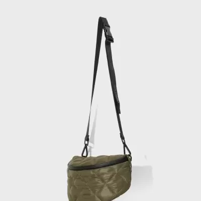 Bolsa de cintura acolchoada verde militar com alça preta