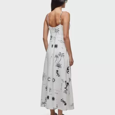 Vestido comprido branco com estampado preto e alças finas visto de costas