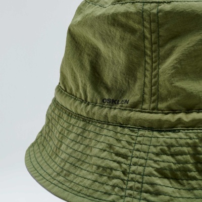 Chapéu bucket verde com a marca OSKLEN bordada