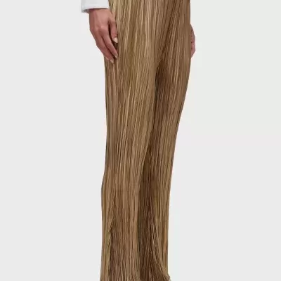 Calças douradas plissadas com cintura elástica e sandálias bege