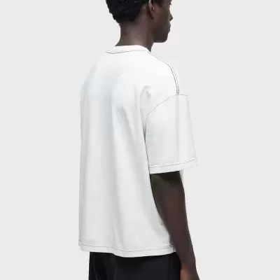 T-shirt branca de manga curta com costuras visíveis, vista de costas