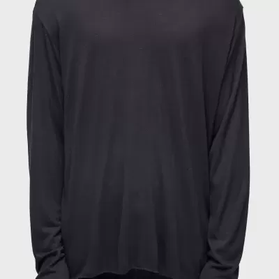 Camisola preta de manga comprida com gola redonda em modelo masculino