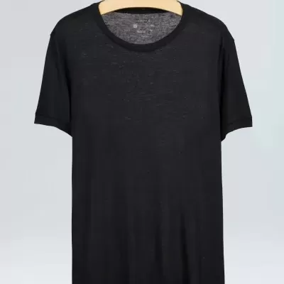 T-shirt preta de manga curta em tecido ligeiramente transparente, pendurada num cabide de madeira