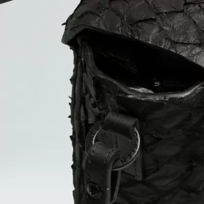Mochila preta texturizada com alça e fivela com inscrição MAX & CO