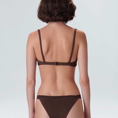 Biquíni castanho de tecido canelado visto de costas num fundo cinzento claro
