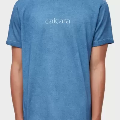 T-shirt masculina azul com texto caiçara branco