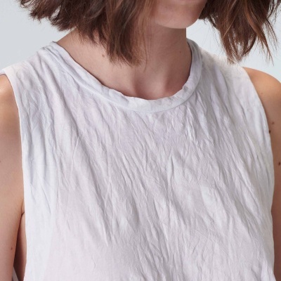 Regata branca de algodão com textura vincada numa modelo