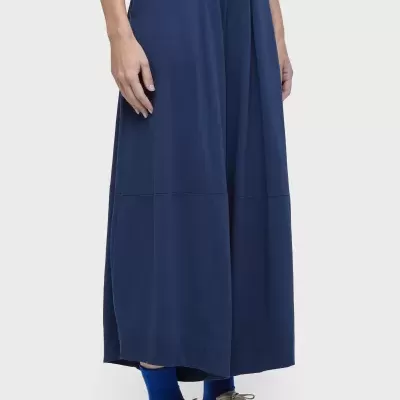 Saia azul comprida com sapatilhas brancas e meias azuis