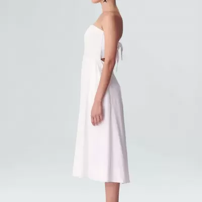 Vestido midi branco com amarração às costas e sandálias rasteiras coloridas