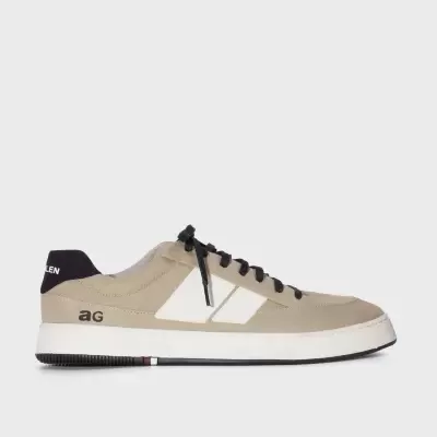 Tênis casual bege com sola branca e detalhes pretos