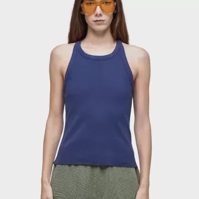 Regata azul escura com decote arredondado e óculos de sol amarelos