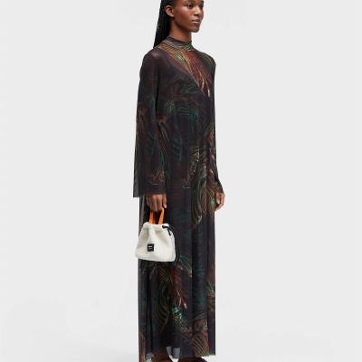 Mulher com vestido transparente, sandálias e bolsa peluda branca
