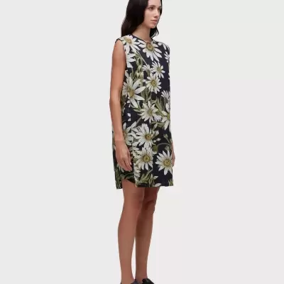 Vestido curto preto com flores brancas e amarelas